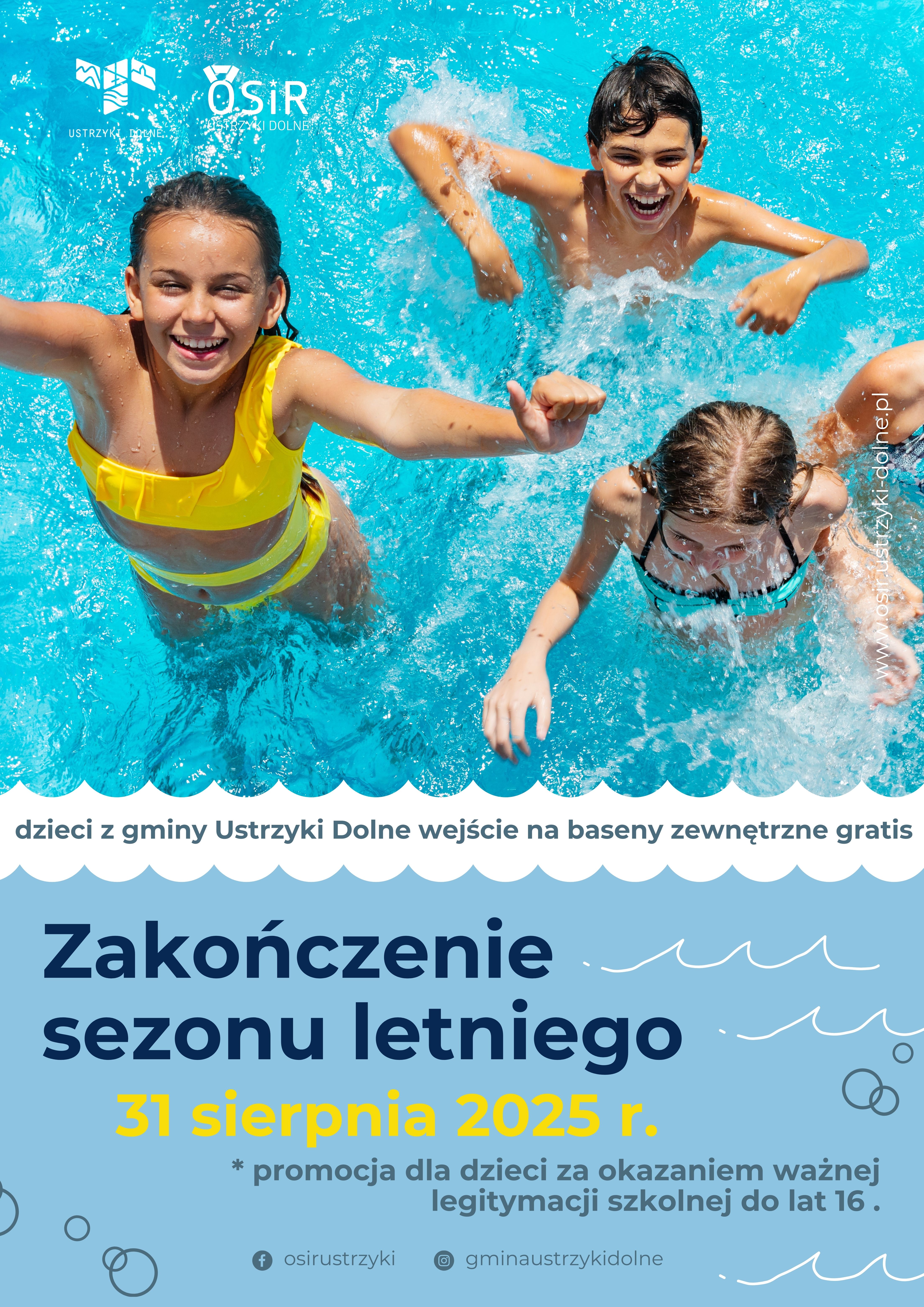 dzieci kąpiące się w basenie